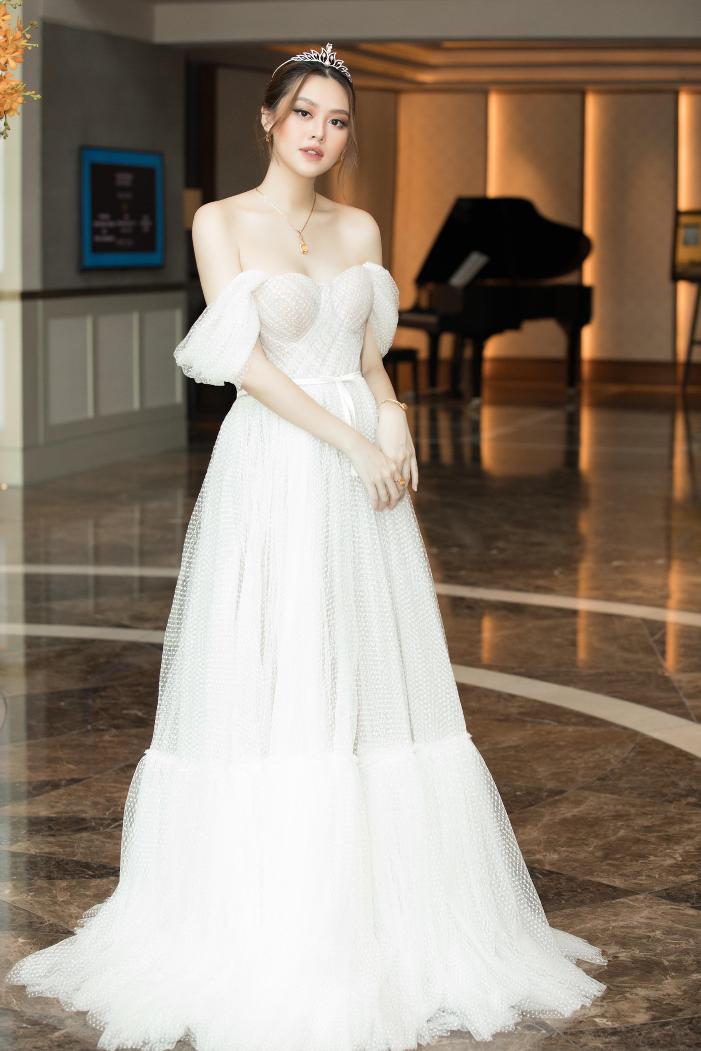 Đây cũng là dịp hiếm hoi cô nàng xuất hiện tại các sự kiện sau khi kết hôn. Hơn 1 năm qua, người đẹp cũng đã hoàn thành tốt trọng trách của một nàng hậu khi đại diện Việt Nam tham dự cuộc thi nhan sắc quốc tế.