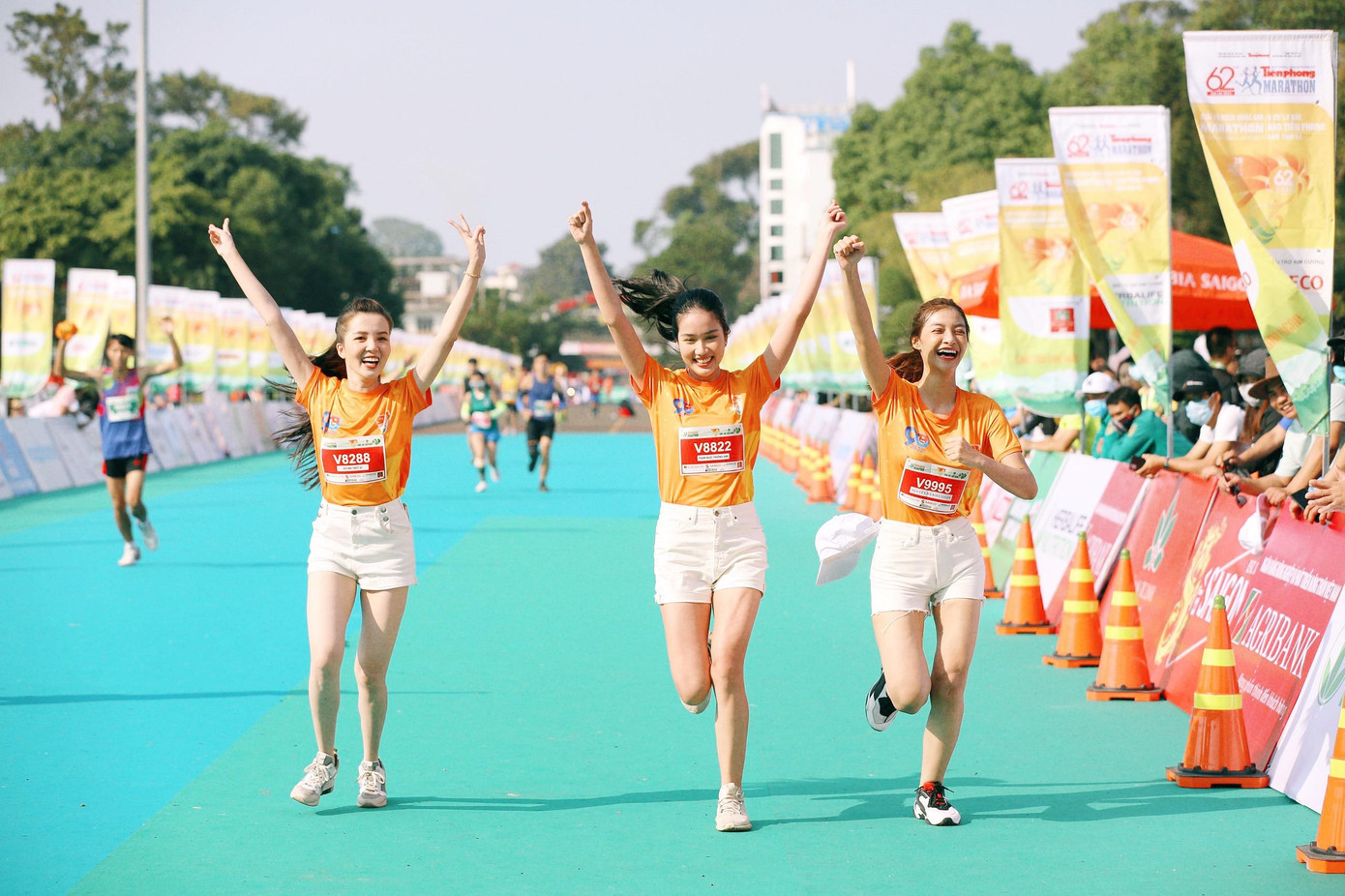 Á hậu Phương Anh, Á hậu Kiều Loan cùng Hoa khôi Huỳnh Thúy Vi phấn khích khi cùng nhau cán đích.