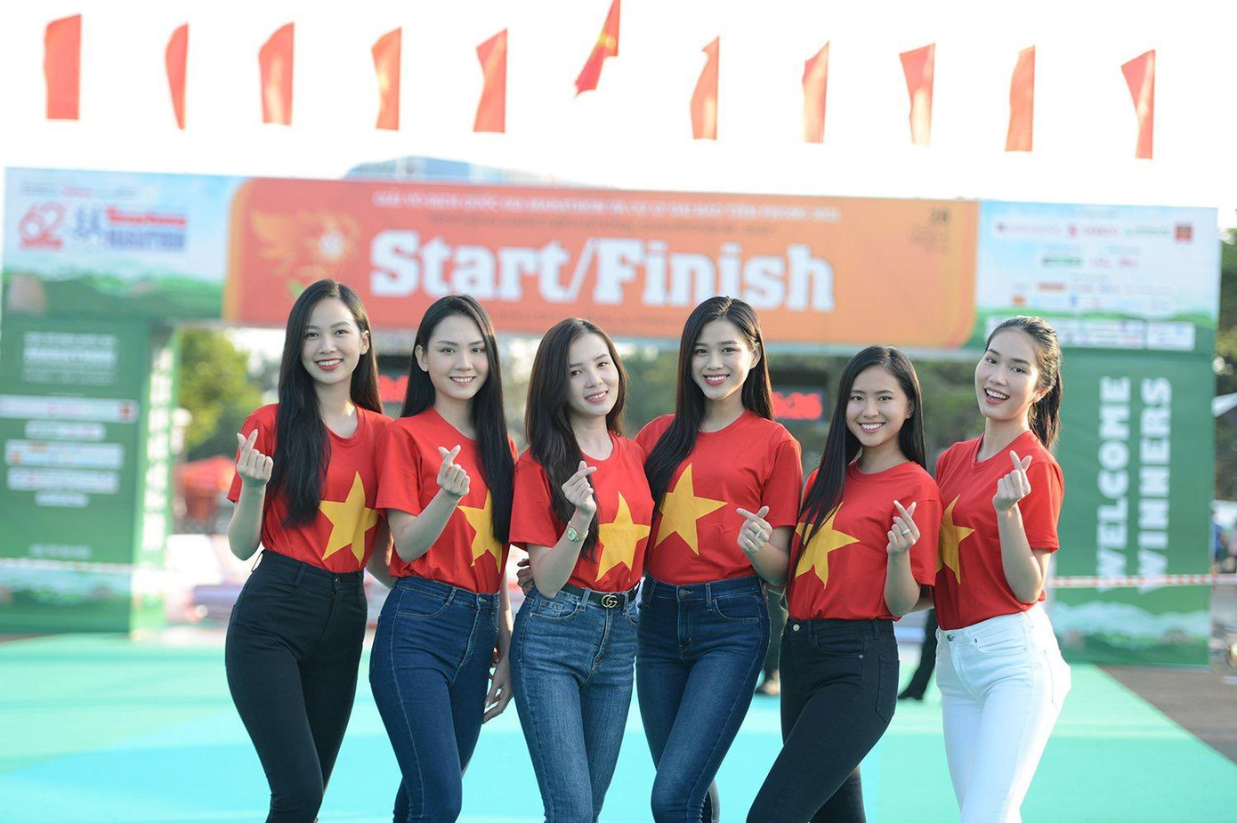 Tham gia Lễ thượng cờ còn có sự góp mặt của dàn Hoa hậu, Á hậu và người đẹp cuộc thi Hoa hậu Việt Nam.