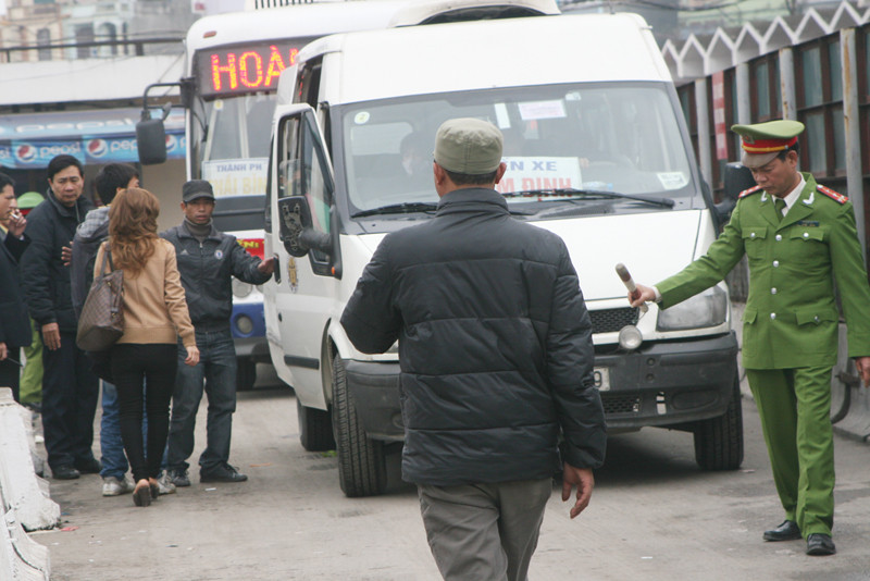 Bắt khách trước mặt cảnh sát. Bắt khách trước mặt cảnh sát