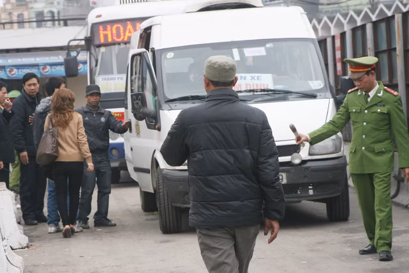 Bắt khách trước mặt cảnh sát