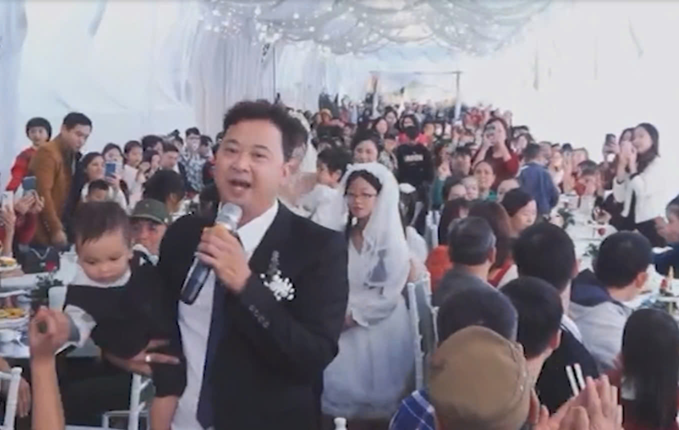 Anh Lâm ôm con, hát tặng vợ trong đám cưới Anh Lâm ôm con, hát tặng vợ trong đám cưới