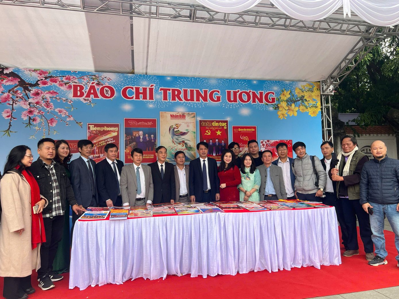 Các đại biểu chụp ảnh lưu niệm tại gian trưng bày của báo chí Trung ương