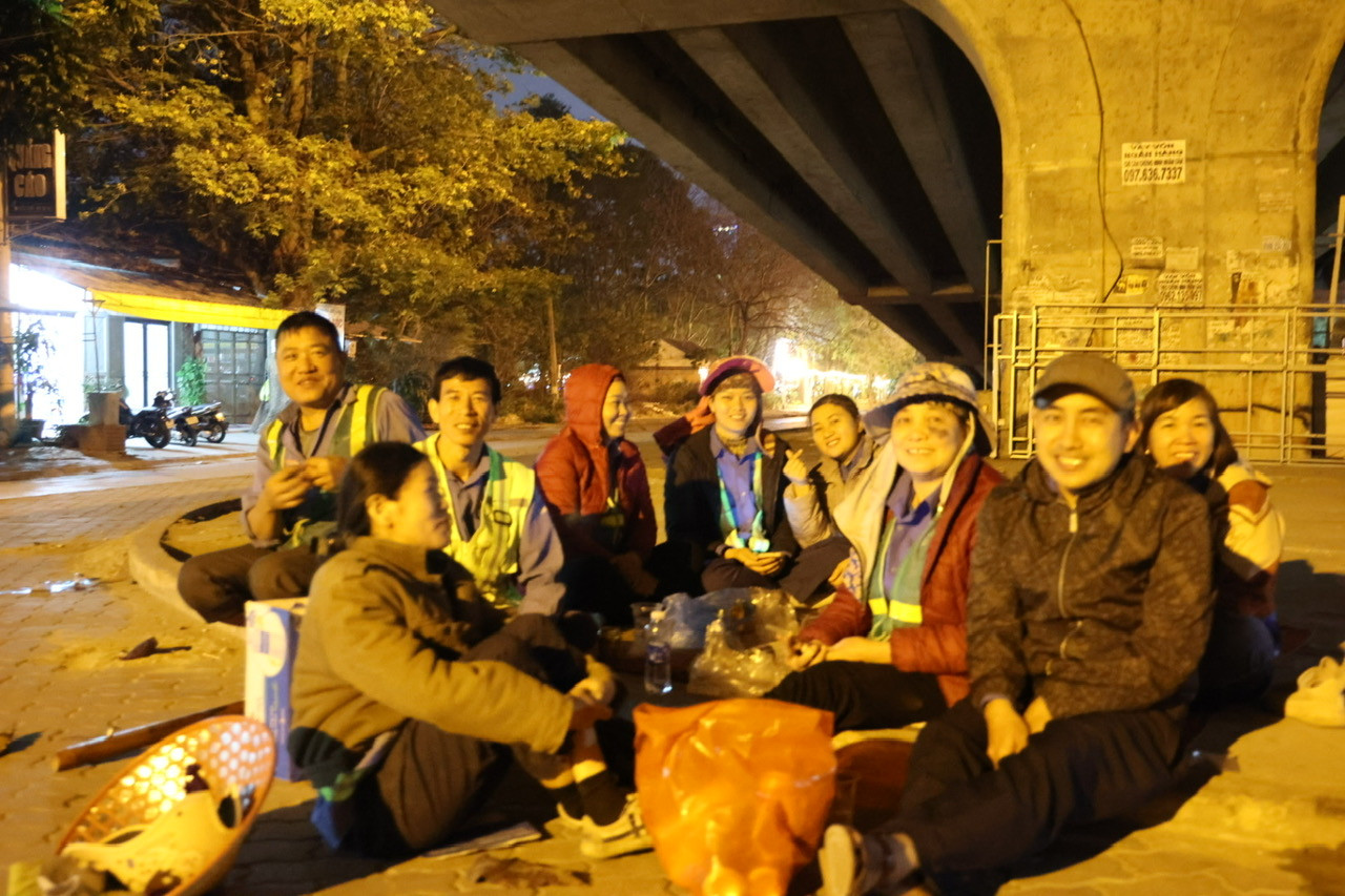 Tổ nhân viên vệ sinh môi trường của phường Tân Sơn, TP Thanh Hóa nghỉ giải lao giữa ca trong đêm giao thừa Tổ nhân viên vệ sinh môi trường của phường Tân Sơn, TP Thanh Hóa nghỉ giải lao giữa ca trong đêm giao thừa