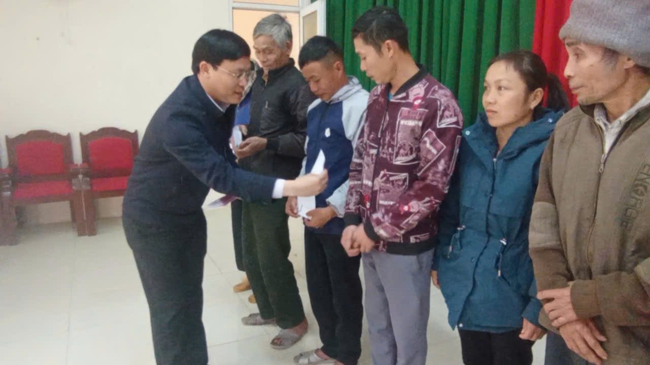 Ông Hoàng Văn Thanh, Chủ tịch UBND huyện Lang Chánh trao quà của chương trình cho các hộ nghèo