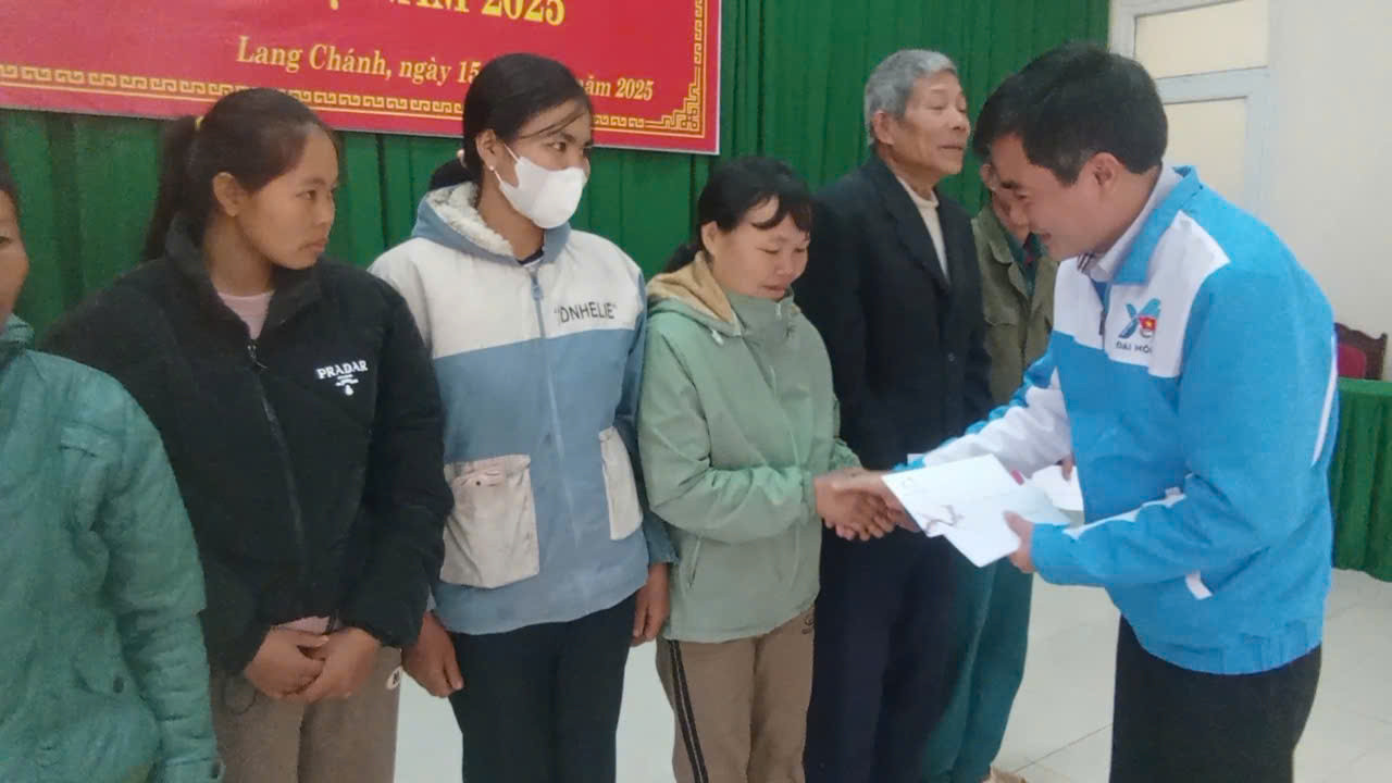 Anh Lê Văn Châu, Bí thư Tỉnh Đoàn Thanh Hóa trao quà Tết cho các hộ nghèo ở xã Tam Văn