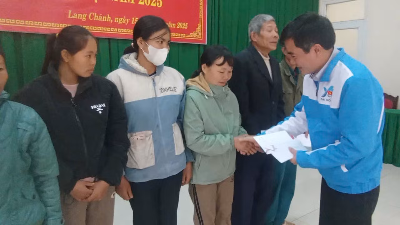Anh Lê Văn Châu, Bí thư Tỉnh Đoàn Thanh Hóa trao quà Tết cho các hộ nghèo ở xã Tam Văn