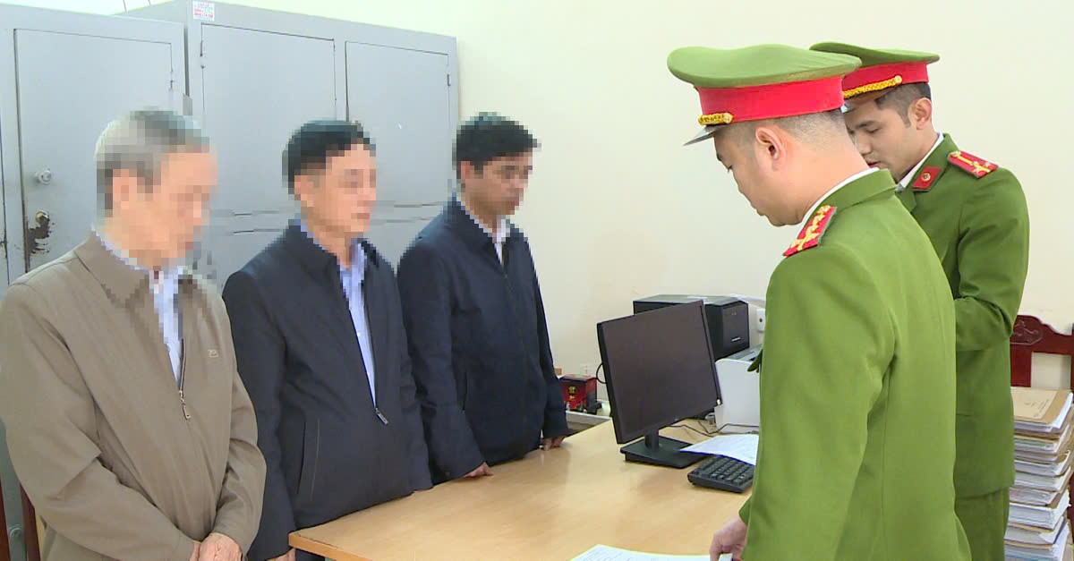 Văn phòng Cơ quan Cảnh sát điều tra tống đạt Quyết định khởi tố vụ án, khởi tố bị can và thi hành Lệnh bắt tạm giam 4 tháng đối với Lê Văn Biền, Hoàng Lộc Ninh và Lê Năng Dũng Văn phòng Cơ quan Cảnh sát điều tra tống đạt Quyết định khởi tố vụ án, khởi tố bị can và thi hành Lệnh bắt tạm giam 4 tháng đối với Lê Văn Biền, Hoàng Lộc Ninh và Lê Năng Dũng