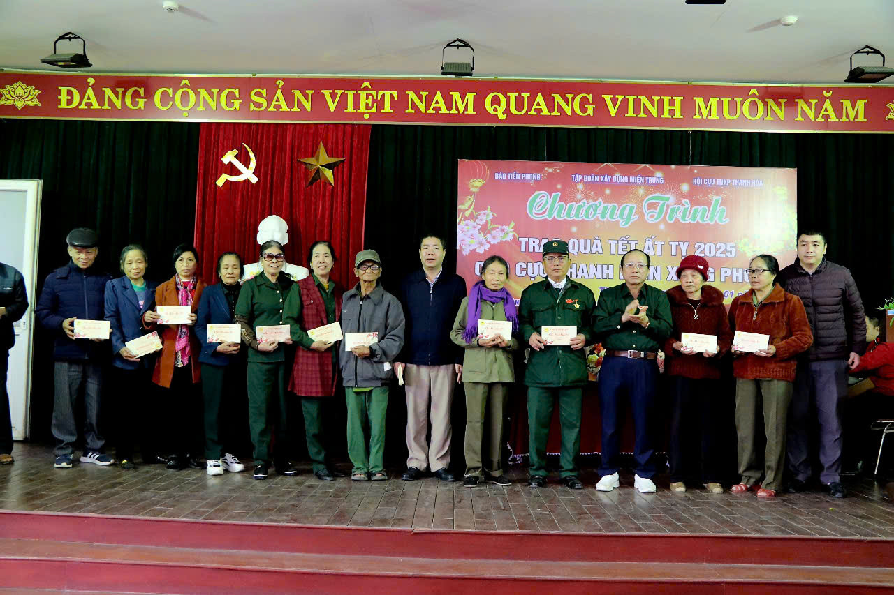 Tập đoàn Xây dựng Miền Trung và Trường phổ thông liên cấp Fansipan Thanh Hóa tặng quà cho cựu TNXP