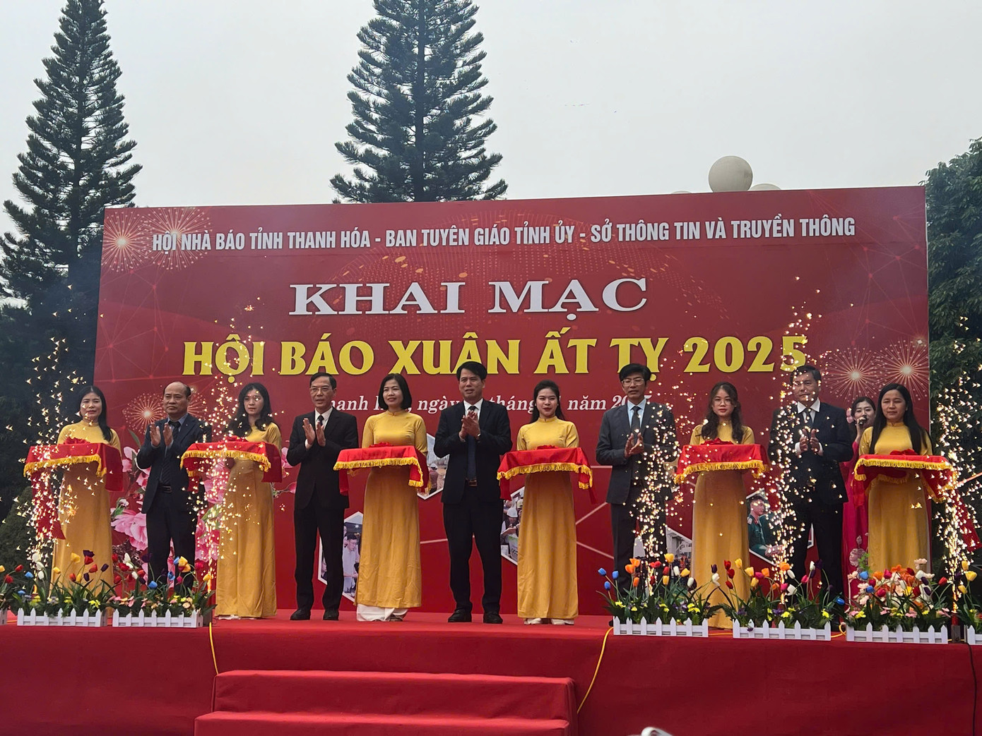 Các đại biểu cắt băng khai mạc Hội Báo Xuân Ất Tỵ 2025