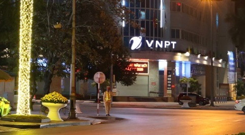 Lực lượng CSGT và lực lượng chức năng được tăng cường làm nhiệm vụ trong đêm giao thừa để đảm bảo an ninh trật tự, an toàn cho nhân dân vui chơi... Lực lượng CSGT và lực lượng chức năng được tăng cường làm nhiệm vụ trong đêm giao thừa để đảm bảo an ninh trật tự, an toàn cho nhân dân vui chơi...