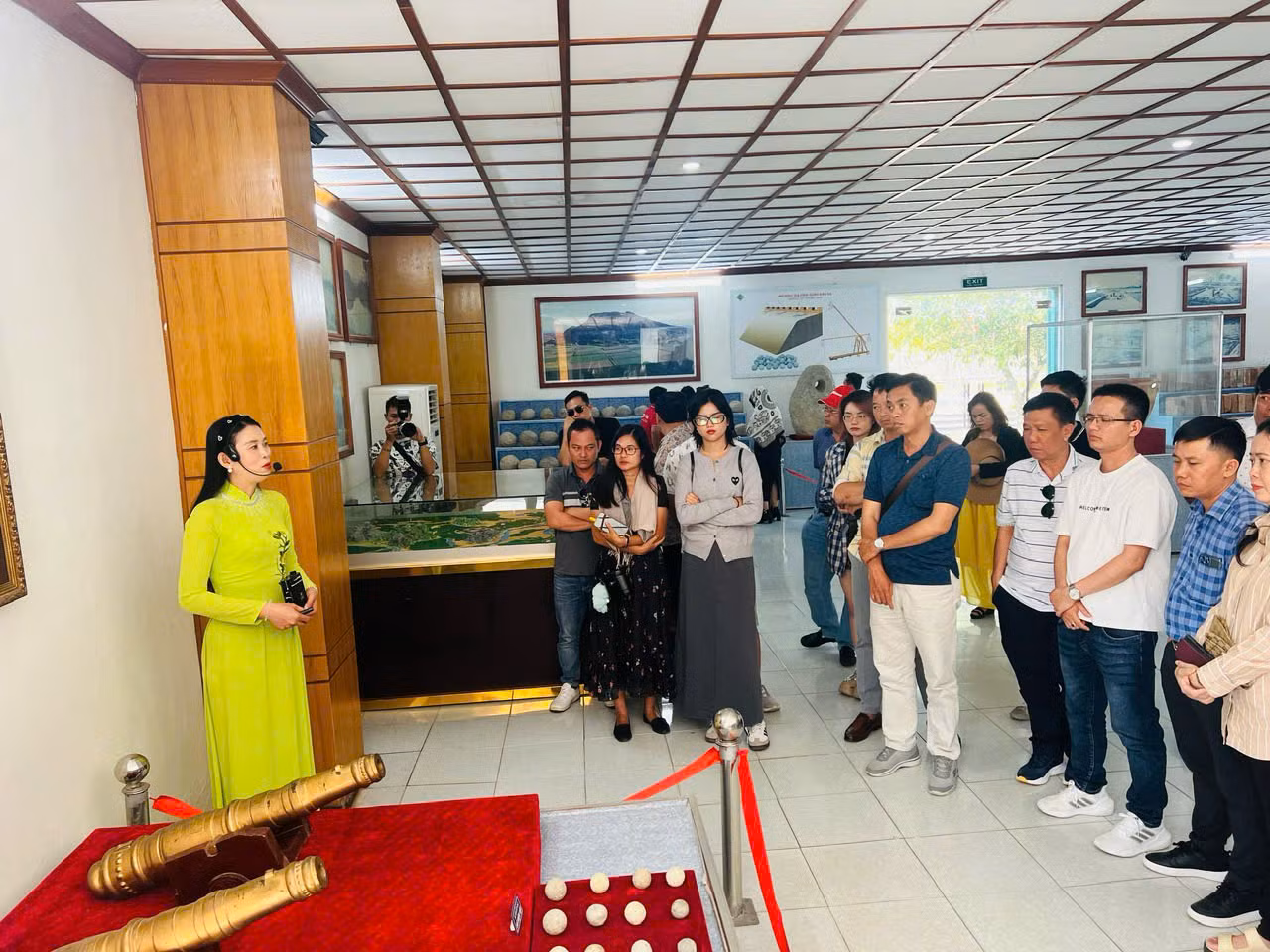Du khách được giới thiệu về các hiện vật tại khu trưng bày. Du khách được giới thiệu về các hiện vật tại khu trưng bày.