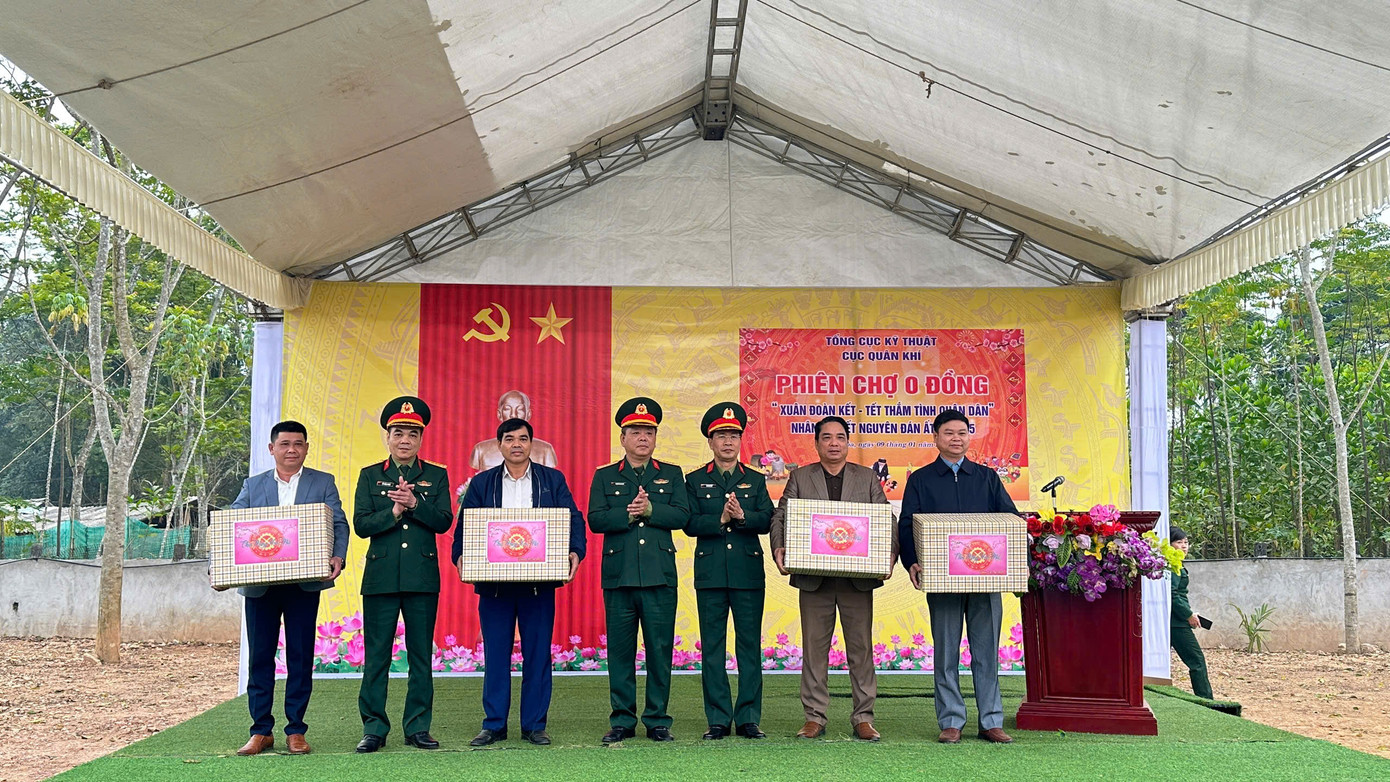 Đại diện lãnh đạo Cục Quân khí trao tặng quà cho các địa phương Đại diện lãnh đạo Cục Quân khí trao tặng quà cho các địa phương