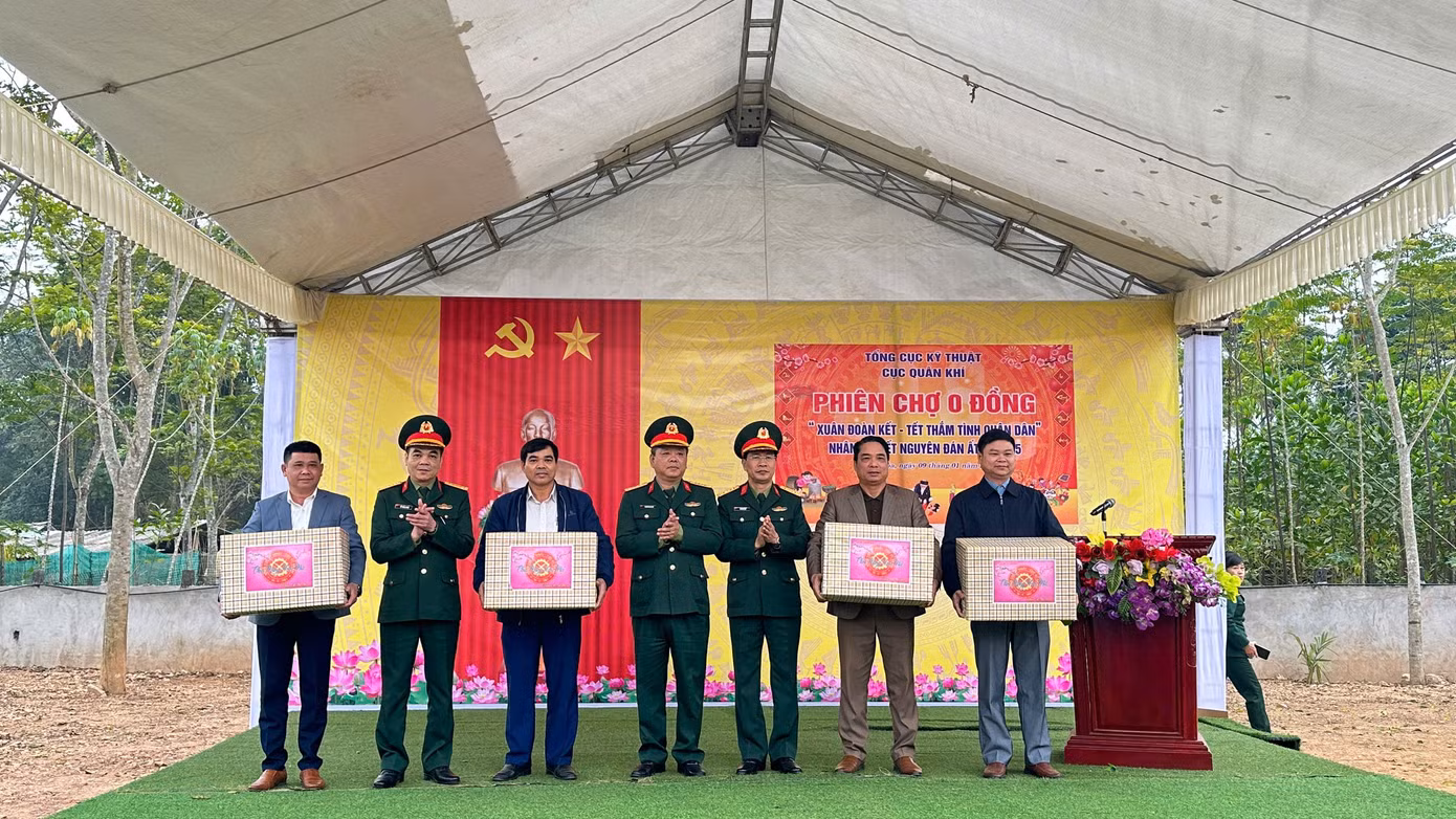 Đại diện lãnh đạo Cục Quân khí trao tặng quà cho các địa phương Đại diện lãnh đạo Cục Quân khí trao tặng quà cho các địa phương