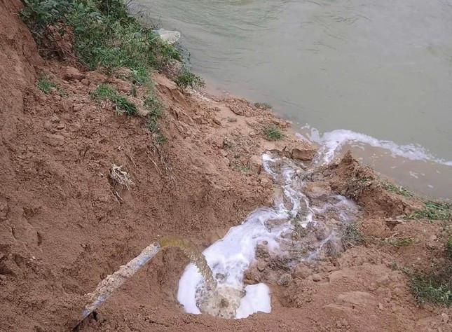 Trước đó, một doanh nghiệp xả thải ra môi trường ở huyện Như Xuân (Thanh Hóa) bị xử phạt hành chính. Ảnh minh hoạ