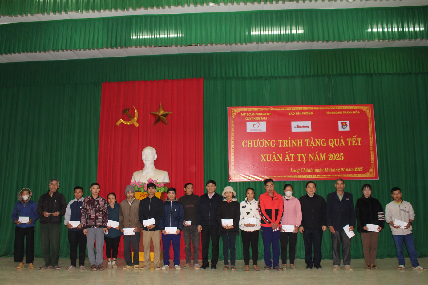 Nguyên Tổng Biên tập Báo Tiền Phong Lê Xuân Sơn cùng lãnh đạo địa phương trao quà cho các hộ nghèo