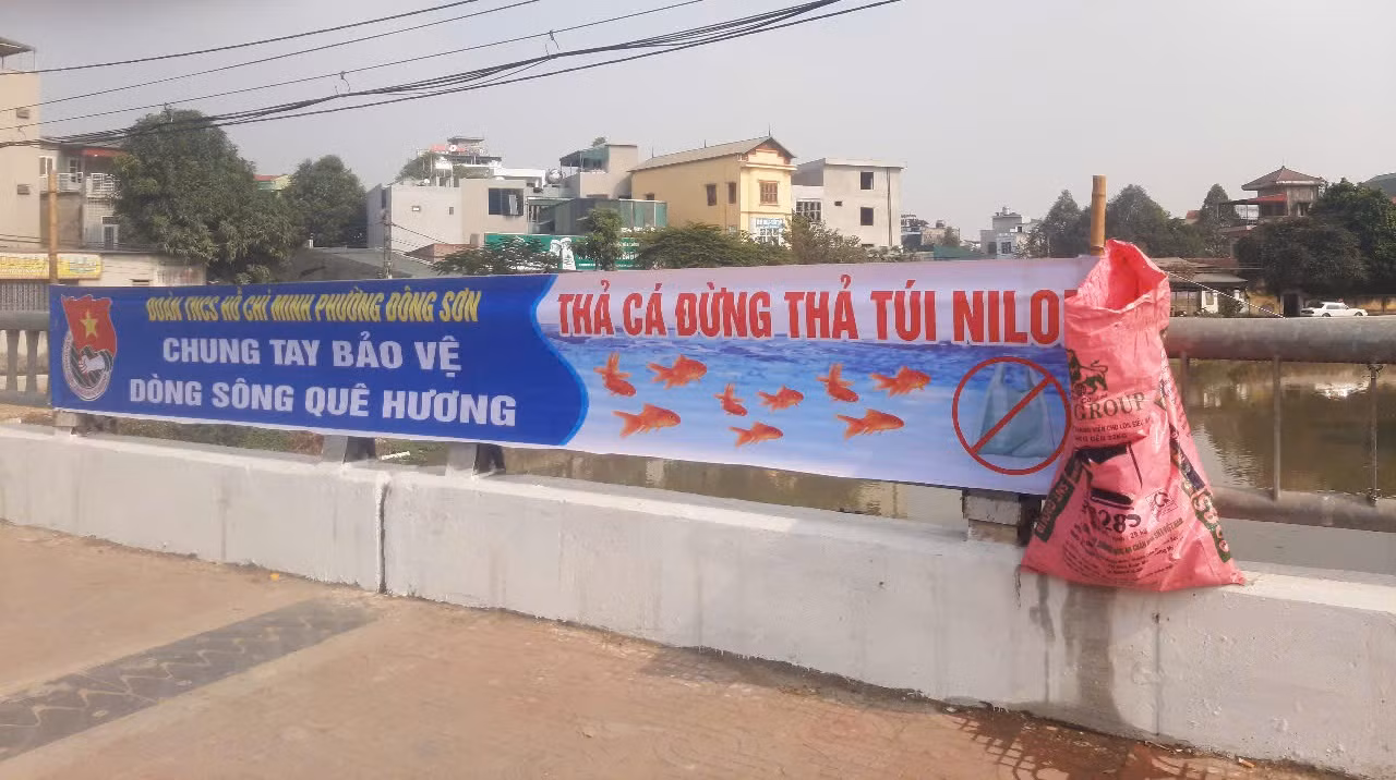 Nhiều hoạt động hỗ trợ người dân thả cá chép, bảo vệ môi trường của đoàn viên thanh niên thành phố Thanh Hóa được người dân ghi nhận.