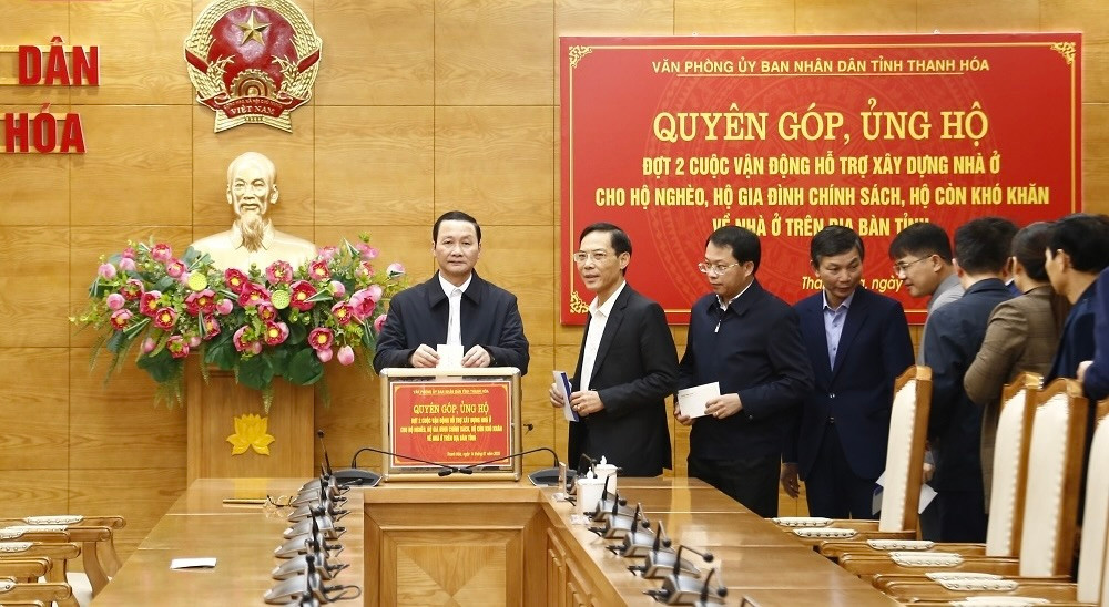 Văn phòng UBND tỉnh Thanh Hóa quyên góp, ủng hộ cuộc vận động hỗ trợ xây dựng nhà ở cho hộ nghèo, hộ gia đình chính sách, khó khăn về nhà ở. Văn phòng UBND tỉnh Thanh Hóa quyên góp, ủng hộ cuộc vận động hỗ trợ xây dựng nhà ở cho hộ nghèo, hộ gia đình chính sách, khó khăn về nhà ở.