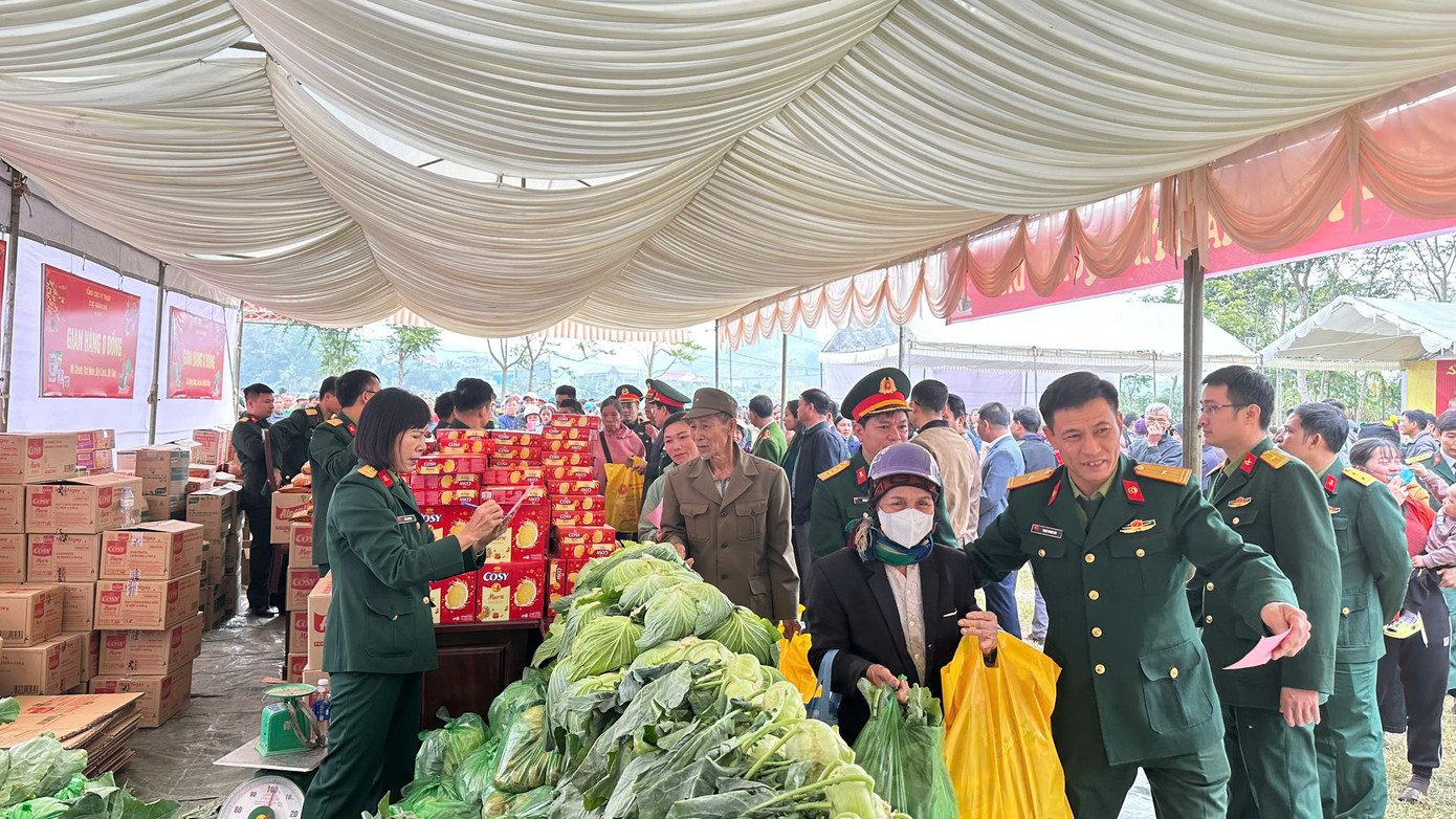 Người dân nhận được nhiều phần quà từ "Phiên chợ 0 đồng" Người dân nhận được nhiều phần quà từ "Phiên chợ 0 đồng"