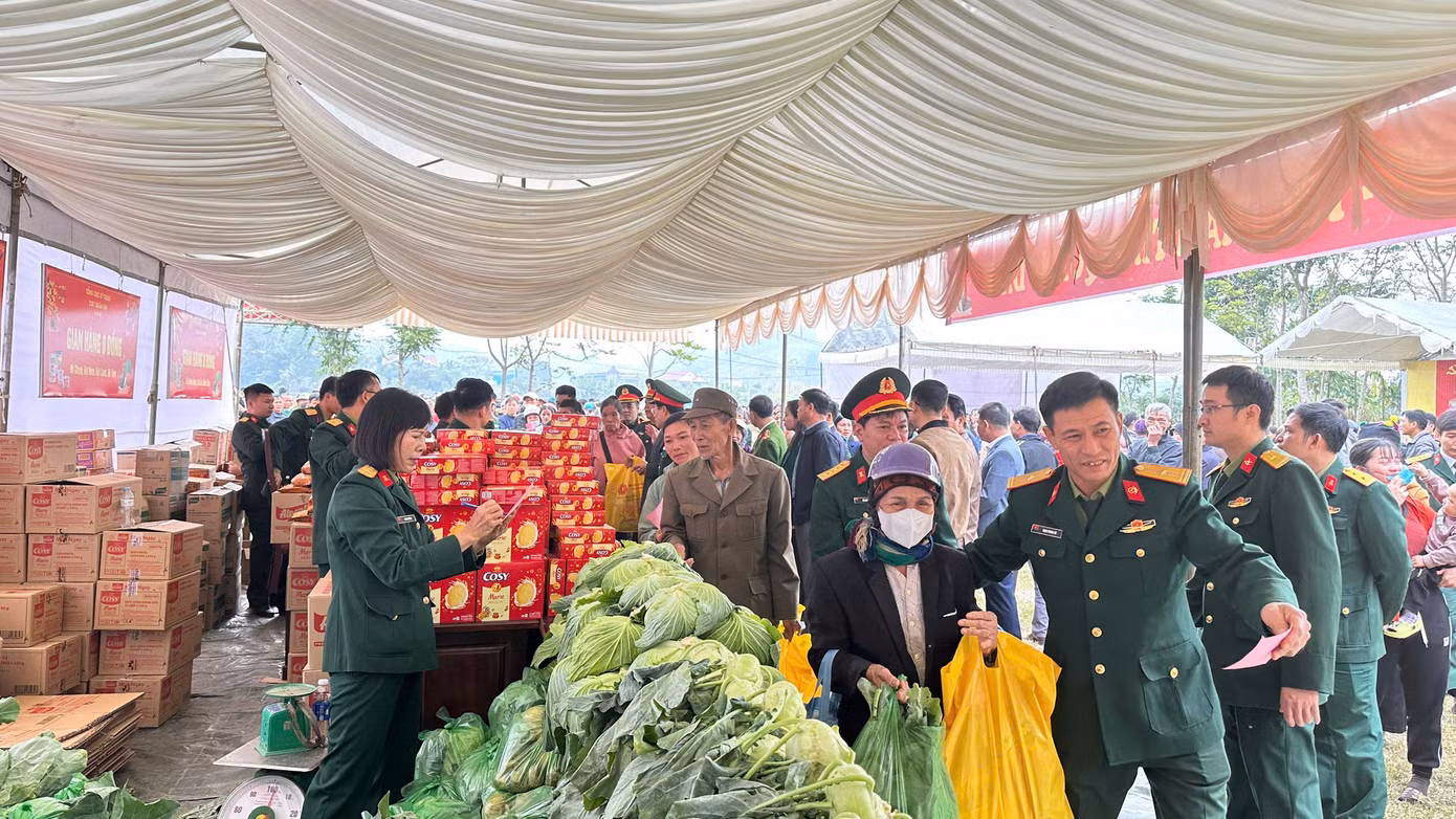 Người dân nhận được nhiều phần quà từ "Phiên chợ 0 đồng" Người dân nhận được nhiều phần quà từ "Phiên chợ 0 đồng"