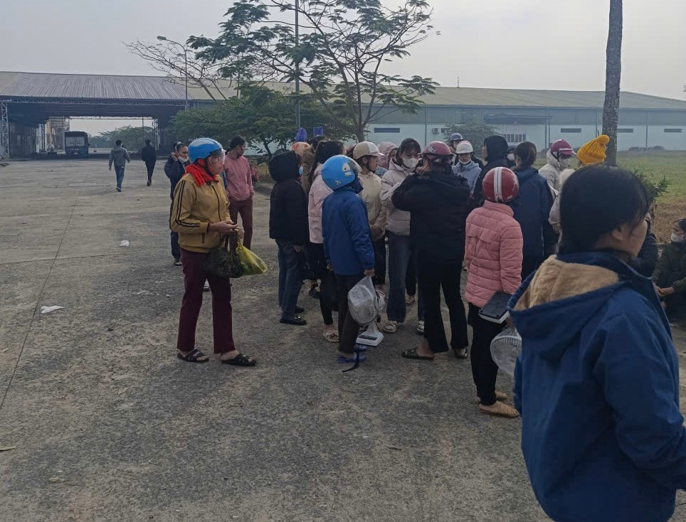 Sáng 22/1, nhiều công nhân Công ty TNHH May Vạn Hà vẫn ngừng làm việc. Sáng 22/1, nhiều công nhân Công ty TNHH May Vạn Hà vẫn ngừng làm việc.