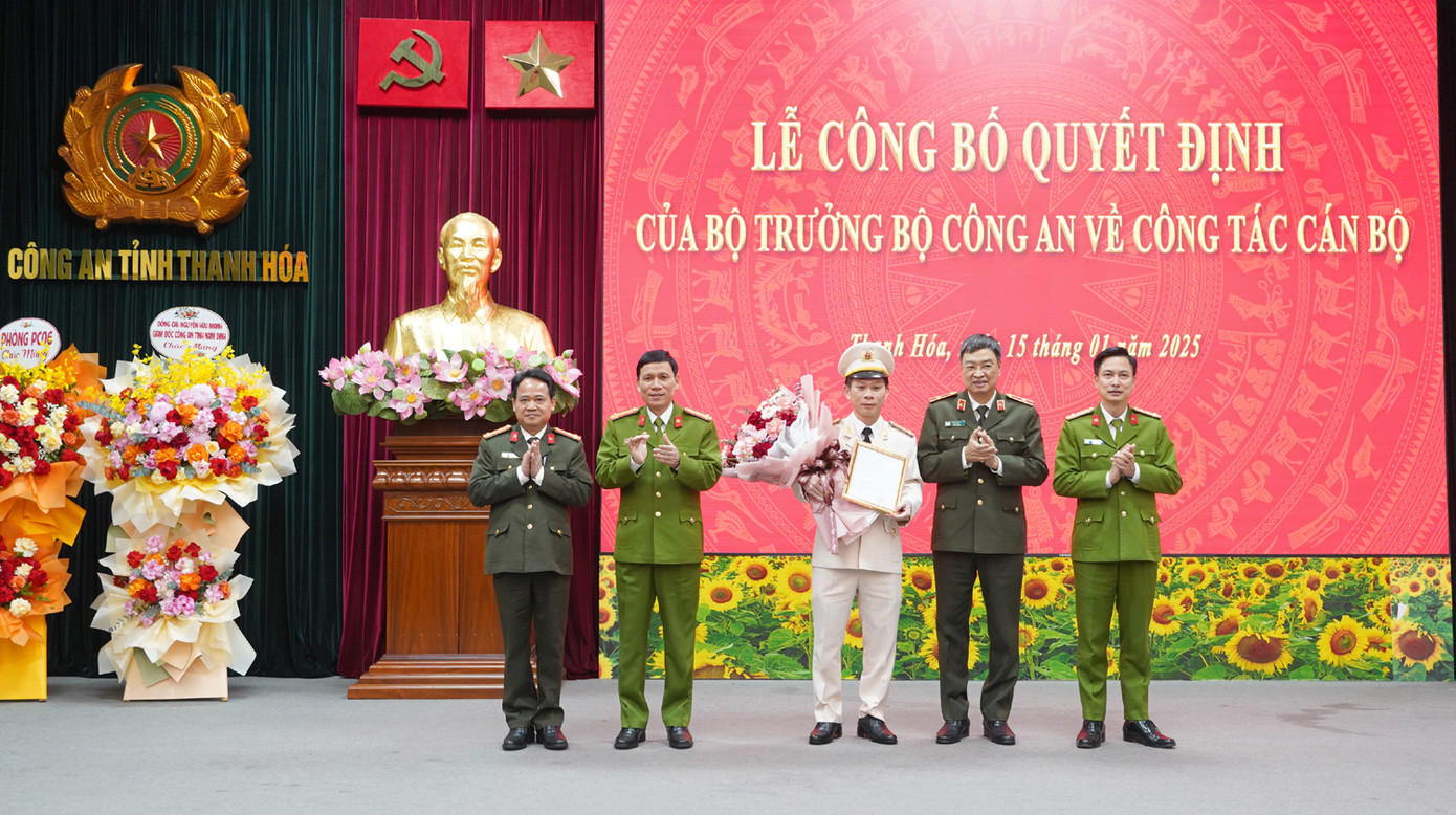 Các đồng chí trong Ban Thường vụ Đảng ủy, lãnh đạo Công an tỉnh Thanh Hóa tặng hoa chúc mừng Thượng tá Trịnh Văn Giang.