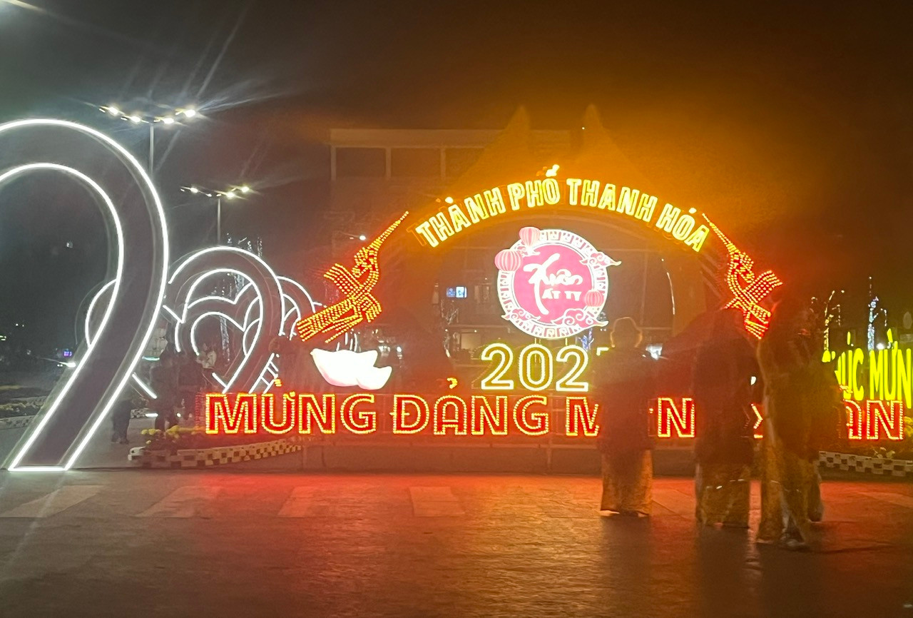 Nhiều người lựa chọn ngồi tại quán cà phê để chờ đón giao thừa Nhiều người lựa chọn ngồi tại quán cà phê để chờ đón giao thừa