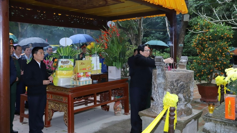 Thủ tướng Chính phủ Phạm Minh Chính và đoàn công tác dâng hương tại Khu di tích lịch sử Quốc gia đặc biệt Lam Kinh