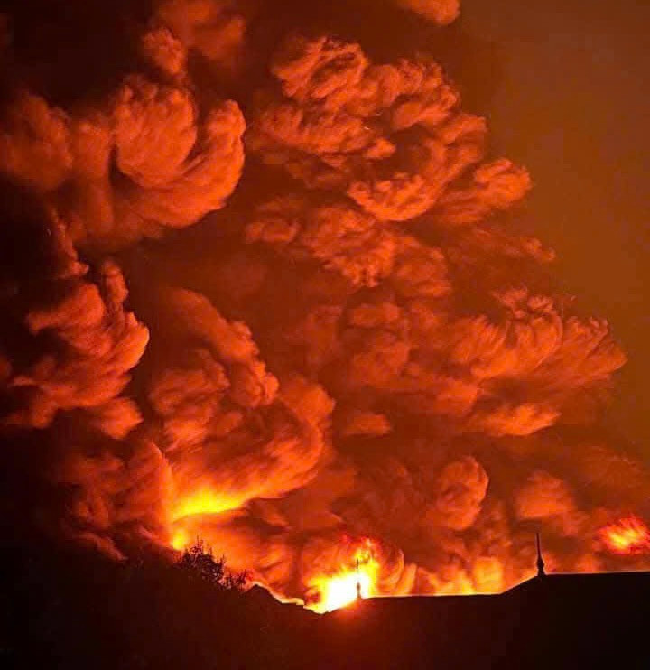 Vụ cháy xảy ra nhiều giờ đồng hồ, thiêu rụi toàn bộ nhà kho