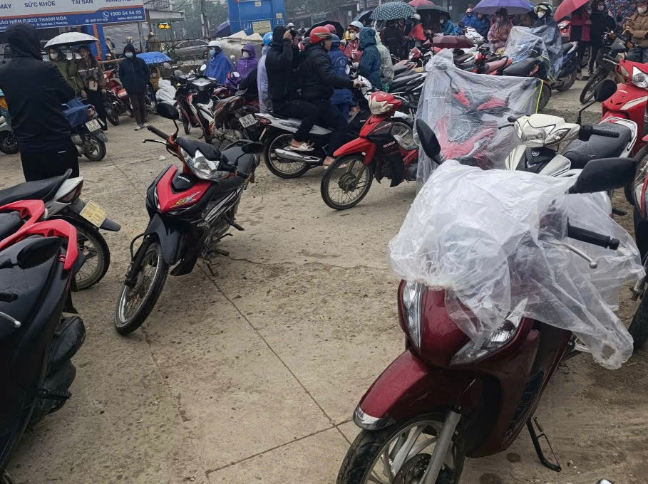 Công nhân tập trung trước công ty để đòi quyền lợi. Công nhân tập trung trước công ty để đòi quyền lợi.