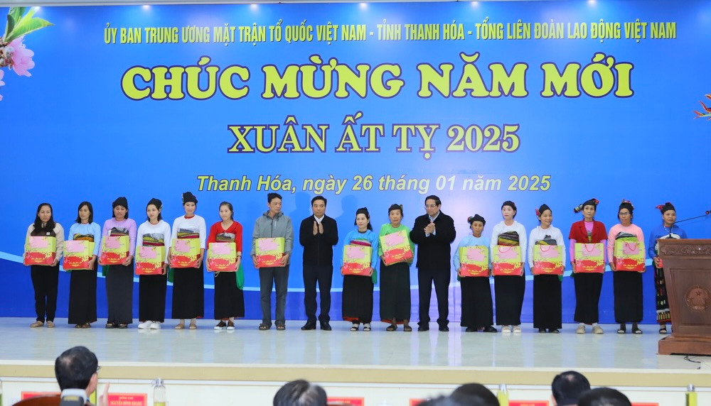 Thủ tướng Chính Phủ Phạm Minh Chính cùng Bí thư Tỉnh uỷ Thanh Hóa Nguyễn Doãn Anh trao tặng quà Tết các gia đình chính sách, hộ khó khăn...