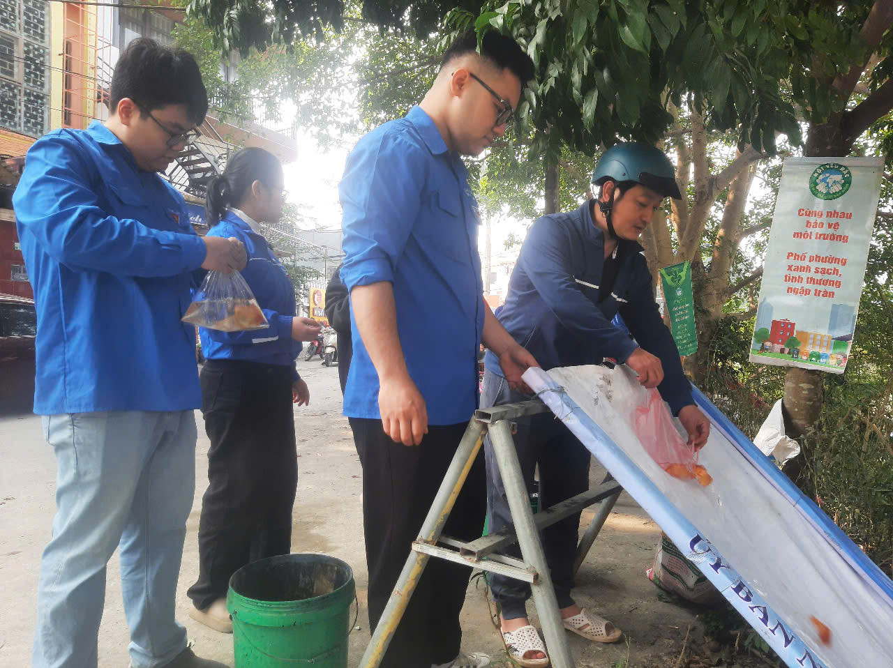 Cá chép trượt băng xuống sông Cá chép trượt băng xuống sông