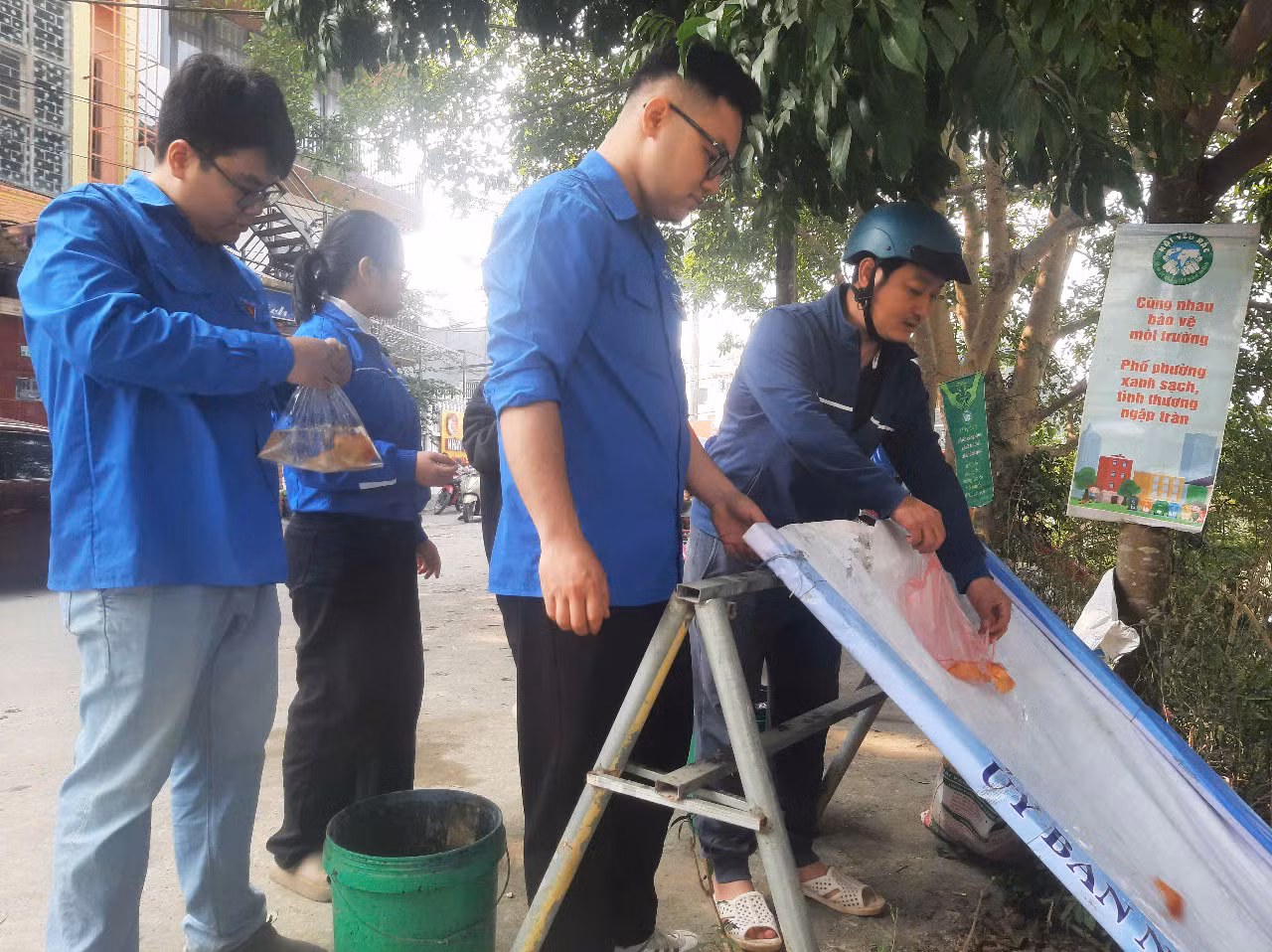 Cá chép trượt băng xuống sông