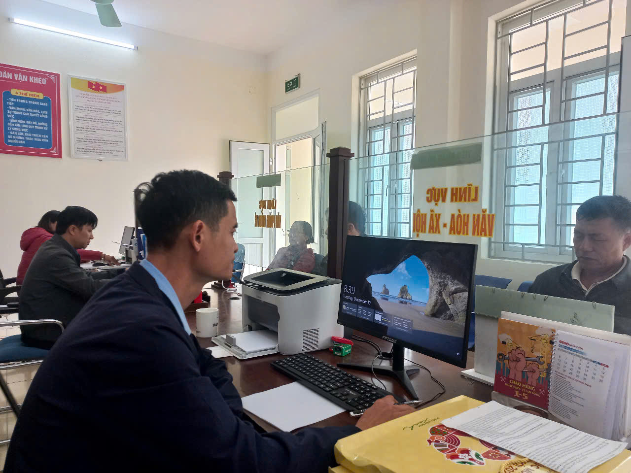 Người dân thực hiện các thủ tục hành chính tại bộ phận “một cửa” xã Thọ Xương, huyện Thọ Xuân (Thanh Hóa). Người dân thực hiện các thủ tục hành chính tại bộ phận “một cửa” xã Thọ Xương, huyện Thọ Xuân (Thanh Hóa).