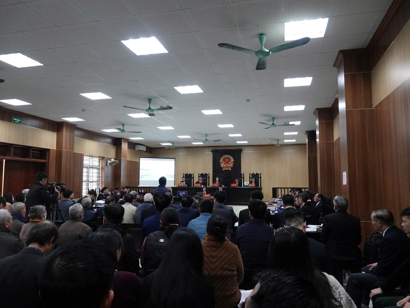 Toàn cảnh phiên toàn Toàn cảnh phiên toàn