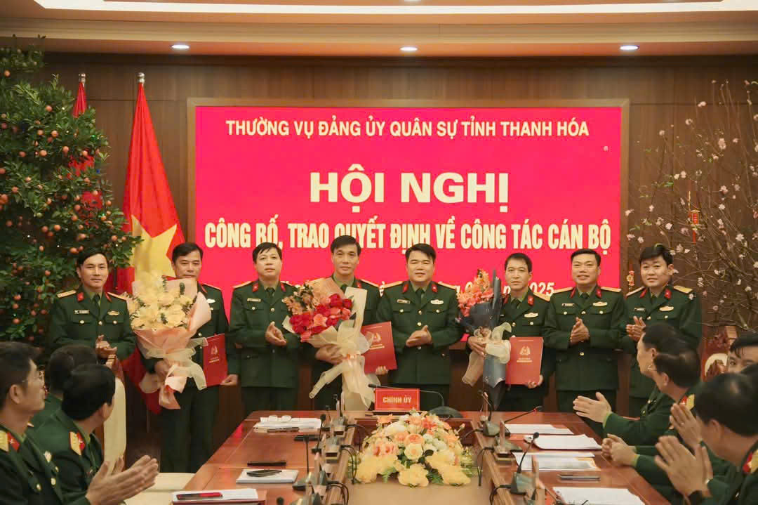 Thường vụ Đảng ủy Quân sự tỉnh Thanh Hóa trao quyết định bổ nhiệm chức vụ Phó Chính ủy và quyền Chủ nhiệm Chính trị Bộ CHQS tỉnh Thanh Hóa.
