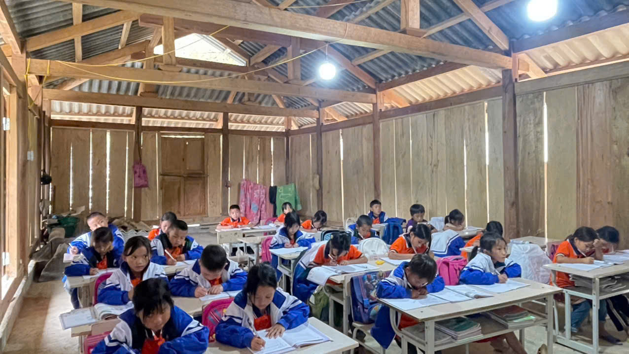 Một giờ học của học sinh ở điểm trường bản Ón, thuộc Trường tiểu học Tam Chung, huyện Mường Lát (Thanh Hóa) năm học 2024-2025