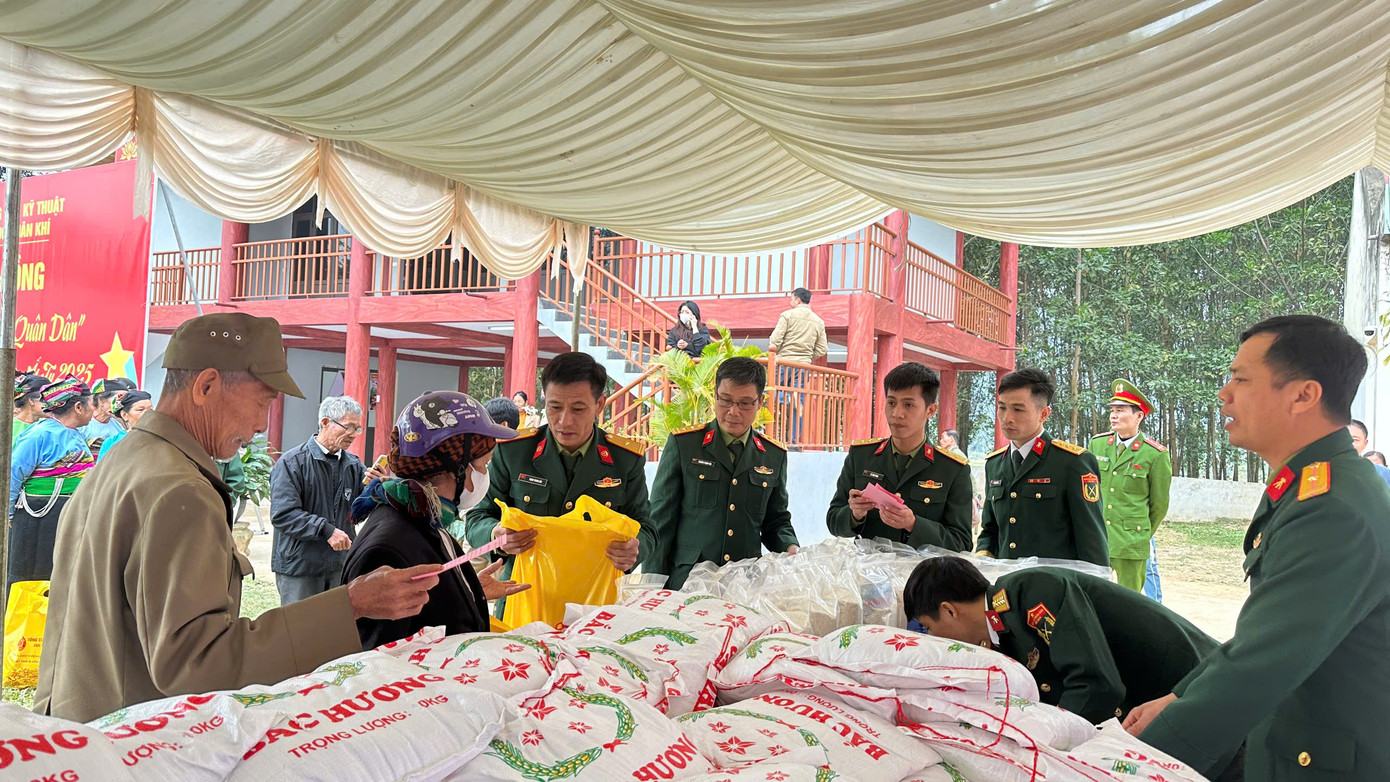 Cán bộ, chiến sỹ quân đội trao tặng quà là các sản phẩm thiết yếu cho người dân từ phiên chợ Cán bộ, chiến sỹ quân đội trao tặng quà là các sản phẩm thiết yếu cho người dân từ phiên chợ