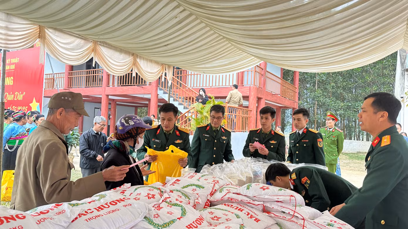 Cán bộ, chiến sỹ quân đội trao tặng quà là các sản phẩm thiết yếu cho người dân từ phiên chợ Cán bộ, chiến sỹ quân đội trao tặng quà là các sản phẩm thiết yếu cho người dân từ phiên chợ