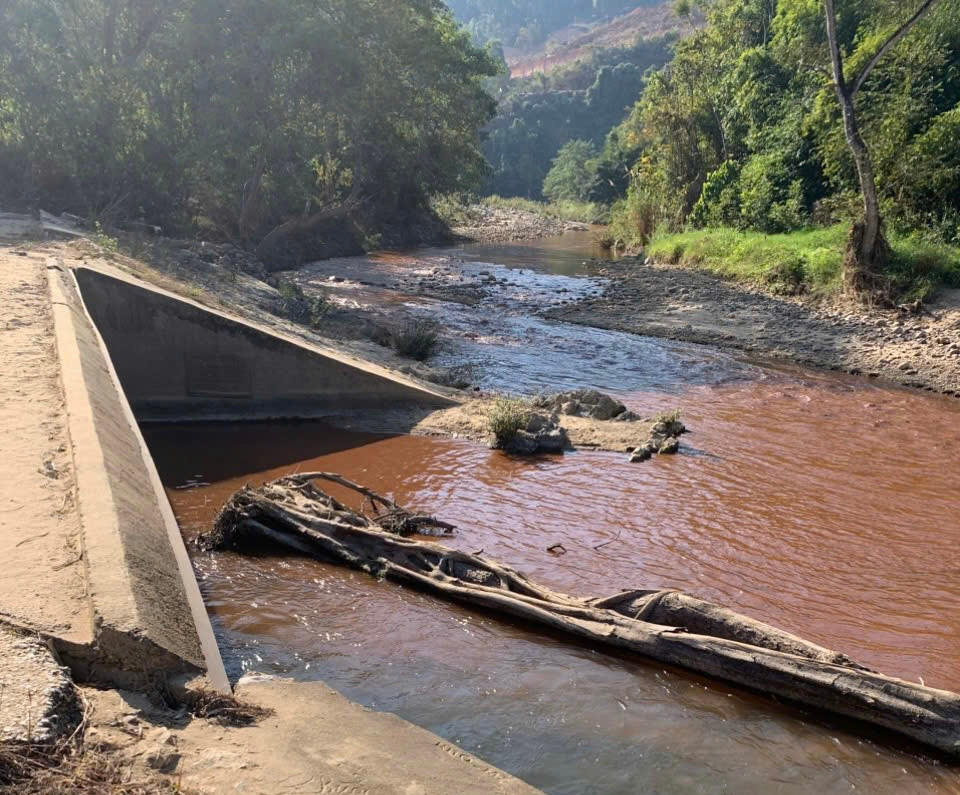 Hiện tượng nước sông Luồng chuyển màu đỏ đã diễn ra nhiều ngày
