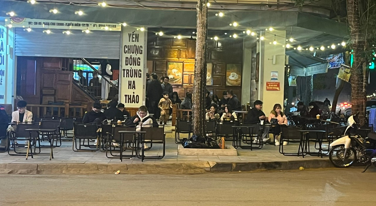 Nhiều người lựa chọn ngồi tại quán cà phê để chờ đón giao thừa Nhiều người lựa chọn ngồi tại quán cà phê để chờ đón giao thừa