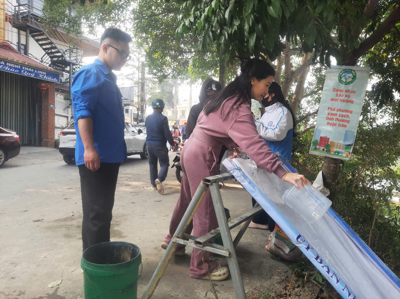 Đoàn thanh niên làm băng để người dân thuận tiện thả cá chép xuống sông Đoàn thanh niên làm băng để người dân thuận tiện thả cá chép xuống sông