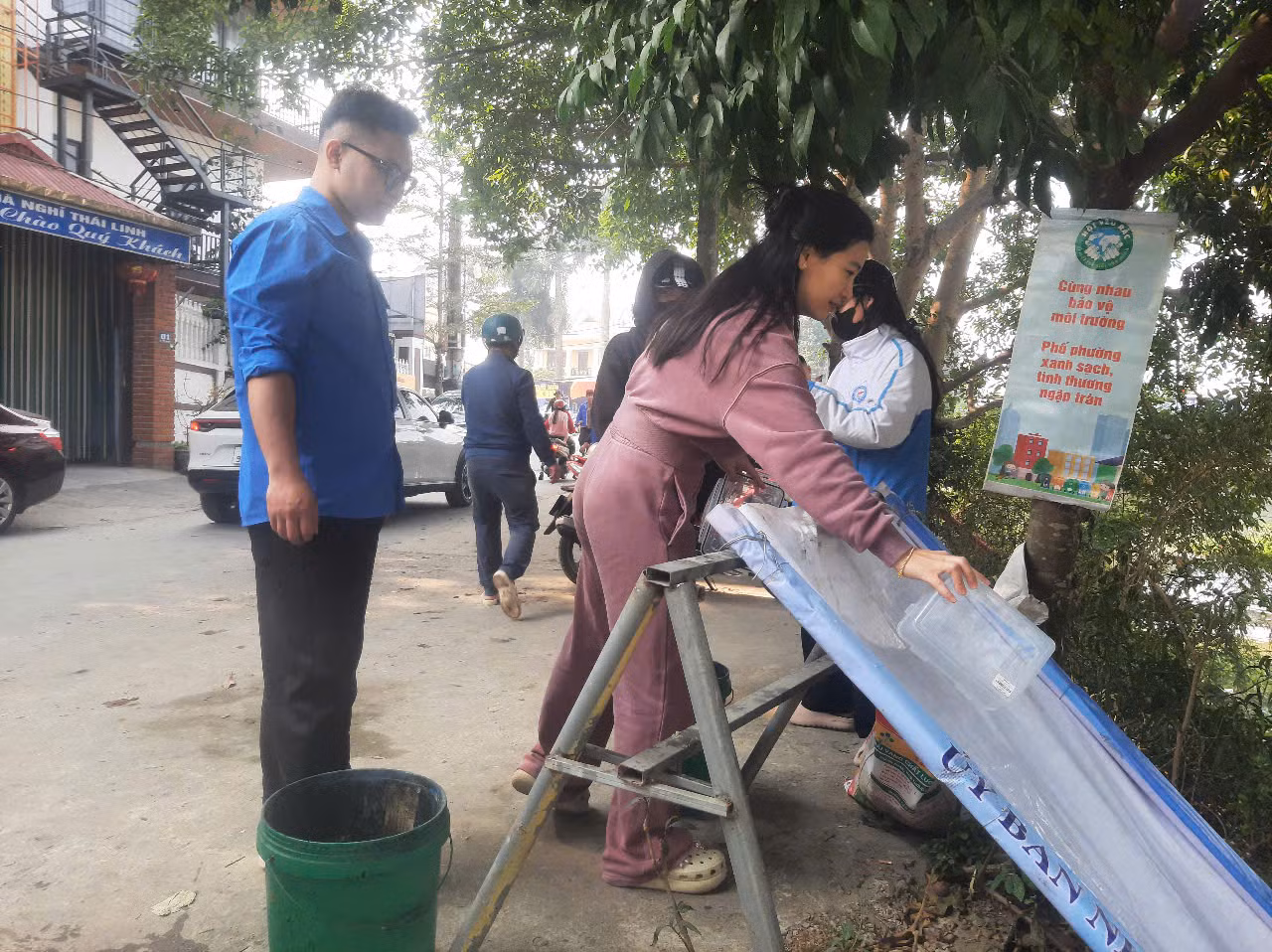 Đoàn thanh niên làm băng để người dân thuận tiện thả cá chép xuống sông