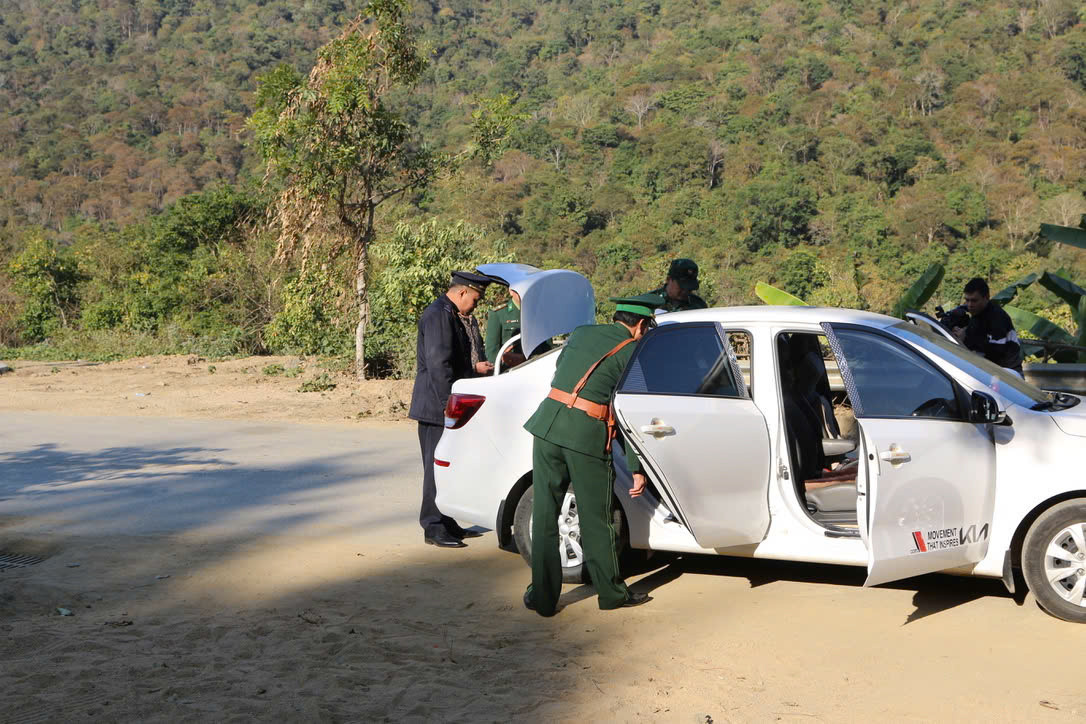 Lực lượng chức năng kiểm soát phương tiện qua cửa khẩu Tén Tằn