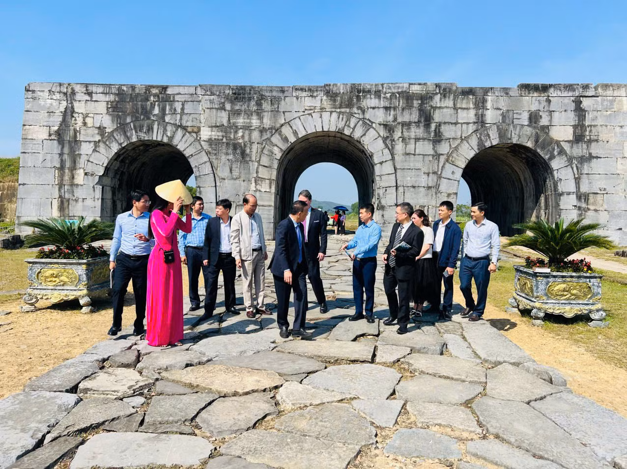 Nhiều du khách tham quan di sản văn hóa thế giới Thành nhà Hồ. Nhiều du khách tham quan di sản văn hóa thế giới Thành nhà Hồ.