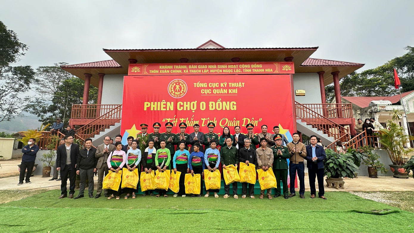 Ban tổ chức trao quà Tết cho các hộ gia đình Ban tổ chức trao quà Tết cho các hộ gia đình