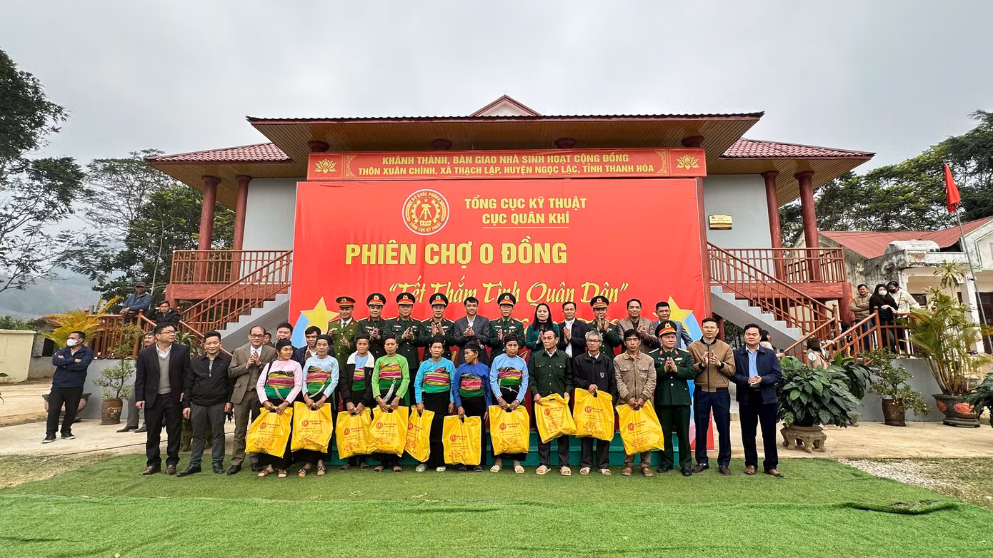 Ban tổ chức trao quà Tết cho các hộ gia đình Ban tổ chức trao quà Tết cho các hộ gia đình