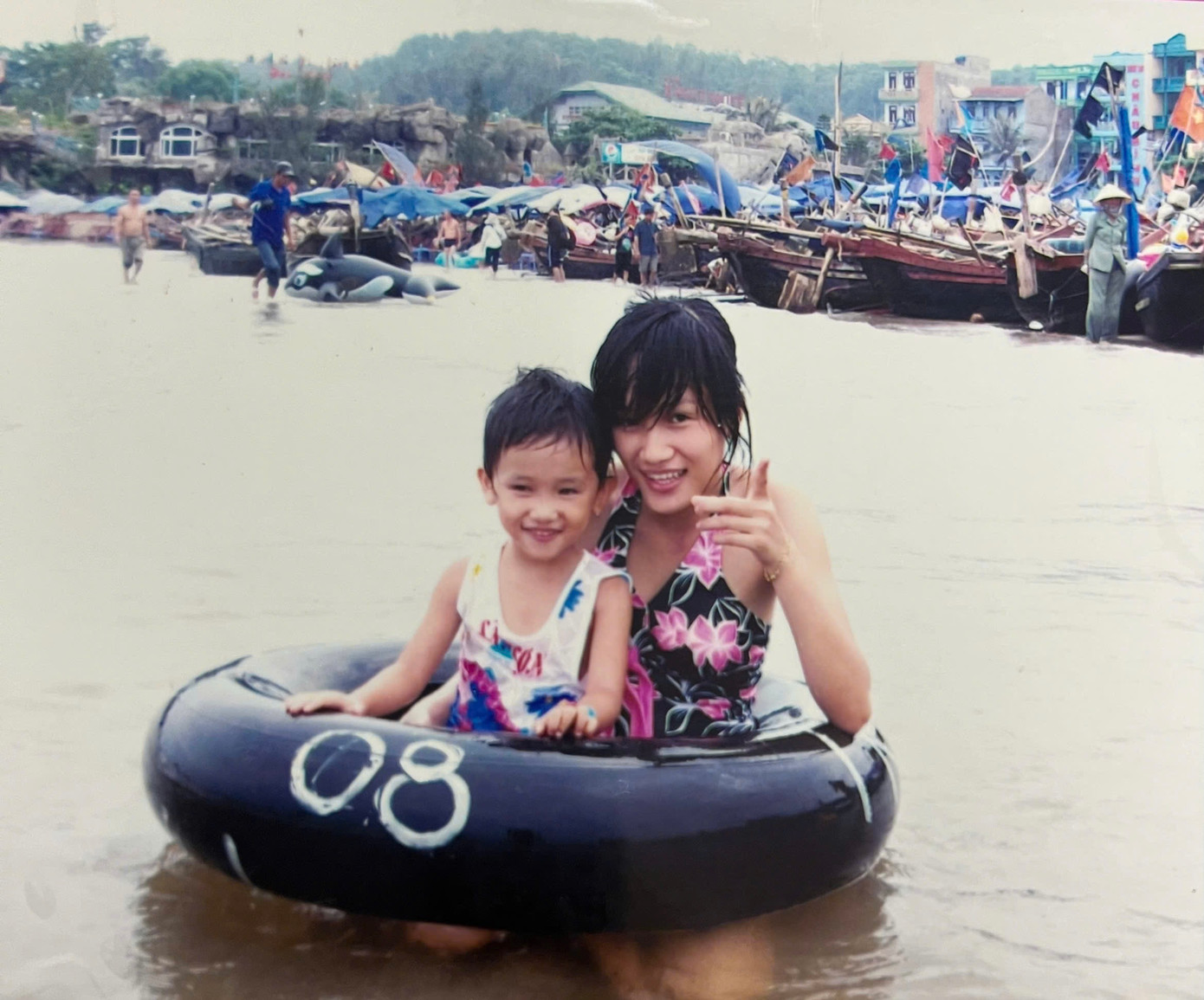 Chị Thu và con gái lúc nhỏ. Chị Thu và con gái lúc nhỏ.