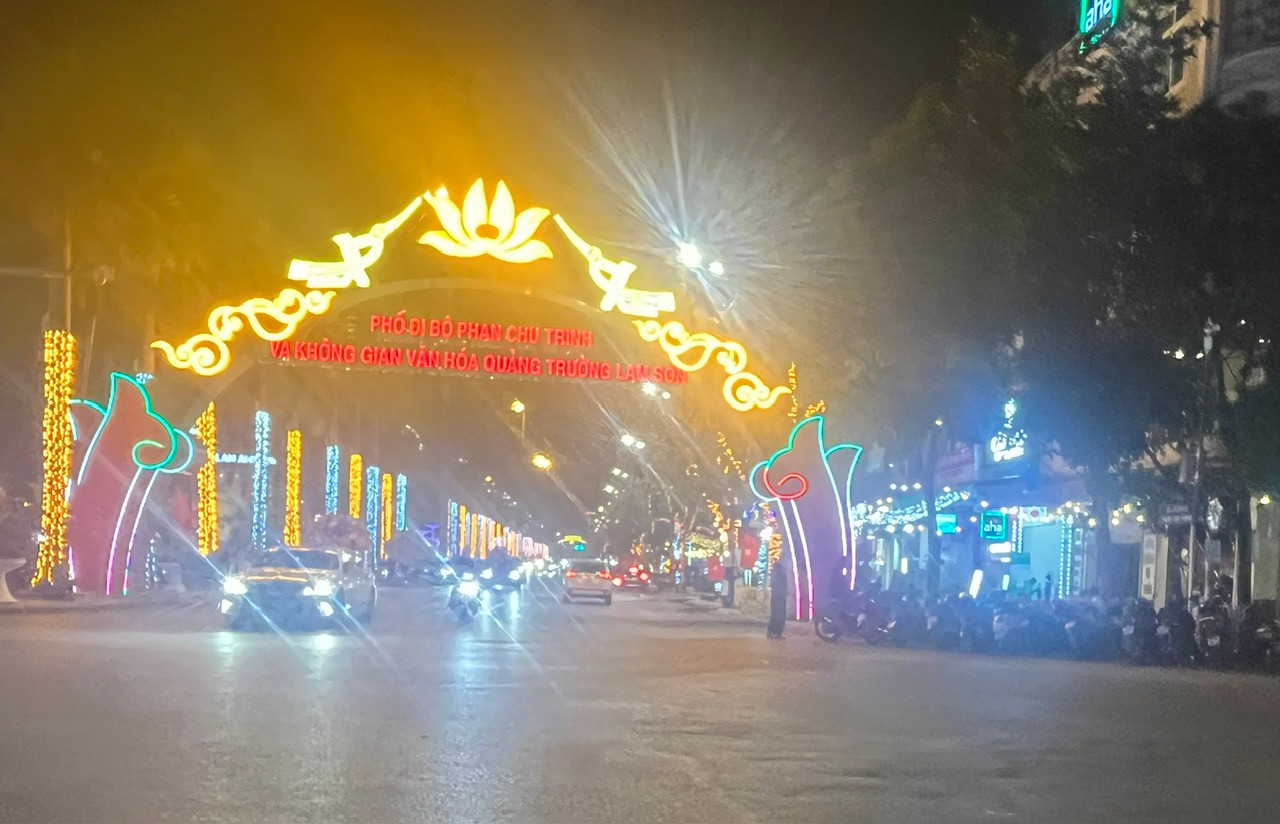 Khu phố đi bộ Phan Chu Trinh ở quảng trường Lam Sơn trước thời khắc giao thừa Khu phố đi bộ Phan Chu Trinh ở quảng trường Lam Sơn trước thời khắc giao thừa