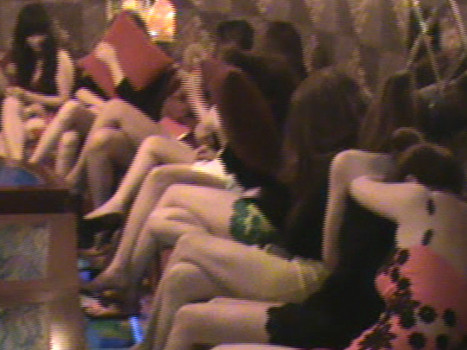 Hàng chục tiếp viên ăn mặc hở hang để phục vụ khách